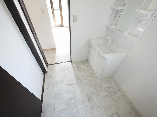 三宅町屏風戸建ての洗面所|コンパクトで使いやすい洗面所