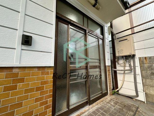 楠町戸建ての玄関