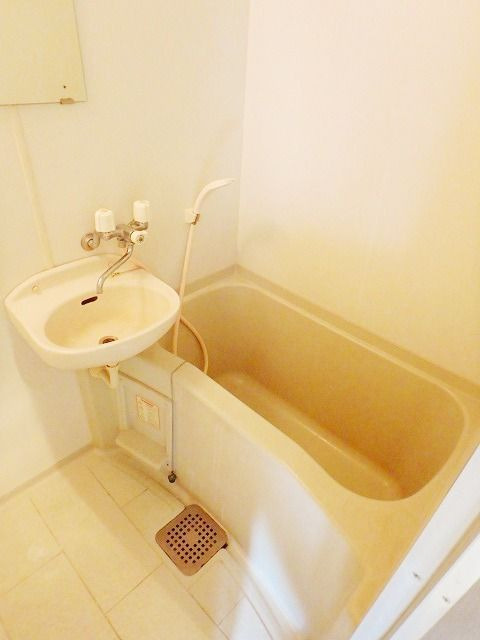 ファミール吉塚の浴室