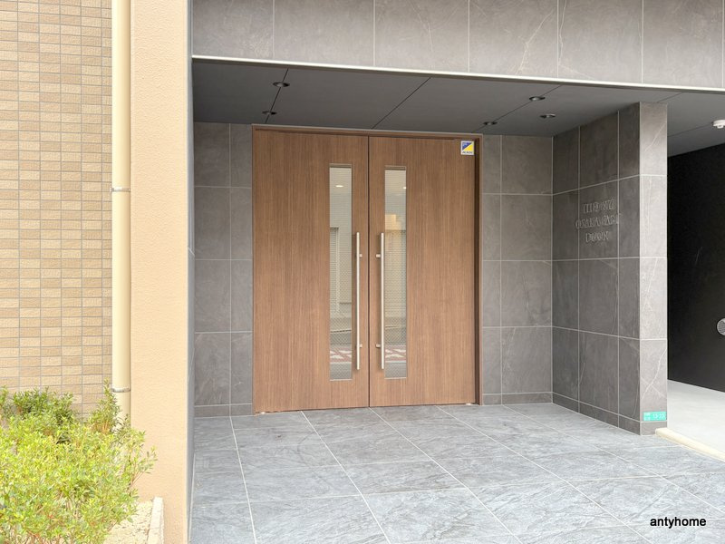 セオリー大阪EAST DOOR　仲介手数料無料のエントランス