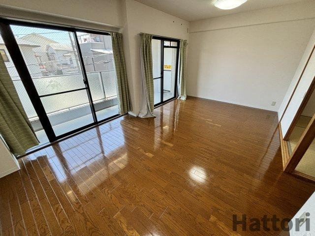 ガーデンヒルズの居間・リビング