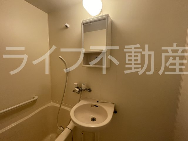 ワイズコートヨシトミの洗面所|独立洗面化粧台が付いています