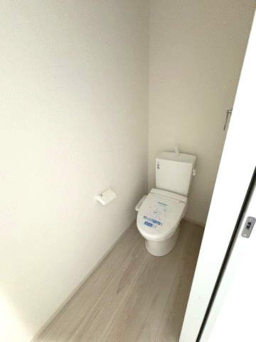 【トイレ】 | 福岡市南区警弥郷3丁目2期　2号棟（全2棟）【仲介手数料無料・0円】 | 現地写真。1階のトイレです。