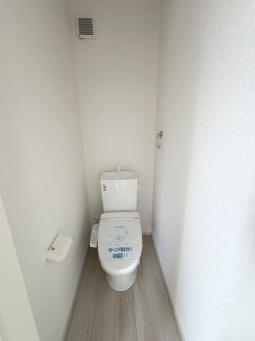 【トイレ】 | 福岡市南区警弥郷3丁目2期　2号棟（全2棟）【仲介手数料無料・0円】 | 現地写真。2階にもトイレです。