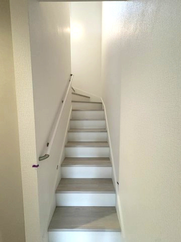 【内装】 | 福岡市南区警弥郷3丁目2期　2号棟（全2棟）【仲介手数料無料・0円】 | 現地写真。2階へ上がる階段です。手摺もついて安全ですね。