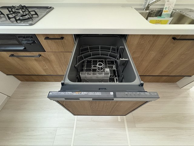 【キッチン】 | 福岡市南区警弥郷3丁目2期　2号棟（全2棟）【仲介手数料無料・0円】 | 現地写真。食洗器が付いてます。