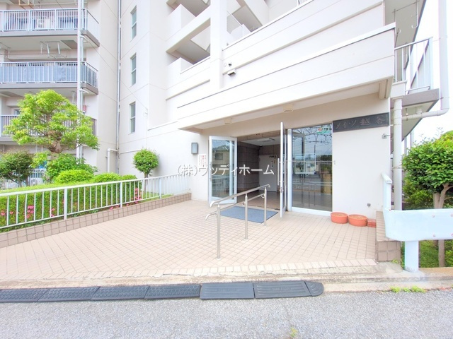 メイツ越谷　中古マンションのエントランス
