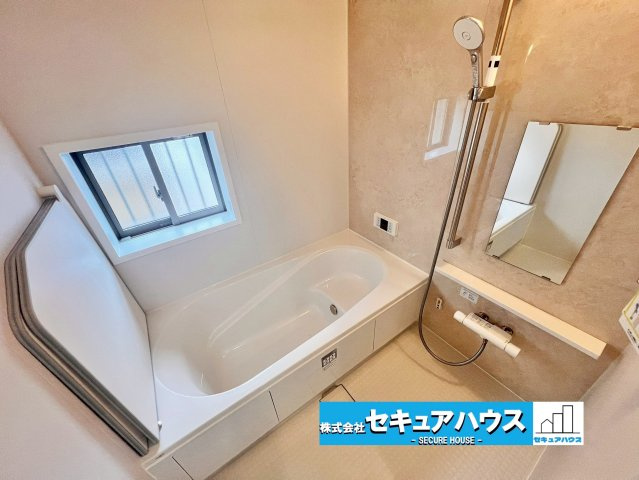 【今からご案内可能】東海市養父町南堀畑 全2棟 の浴室|【浴室】
◆アクセントパネルで落ち着きのある雰囲気を演出します。毎日の疲れを癒やすバスタイムをお楽しみ下さい！
◆窓付きで、カビの繁殖を抑える効果があります。