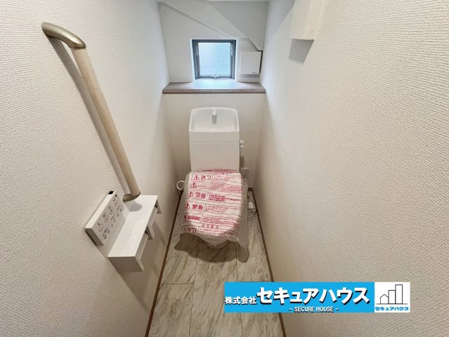【今からご案内可能】東海市養父町南堀畑 全2棟 のトイレ|【高機能トイレ】
◆高機能トイレの多くは便器のフタの開閉が自動であり、使用後に手動で水を流す面倒もなく非常に便利です。スタイリッシュな見た目で、お掃除しやすく、節水効果が高いです。