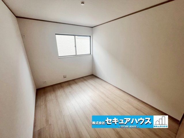 【今からご案内可能】東海市養父町南堀畑 全2棟 の洋室|【洋室】
◆広々とした居住空間は日々の暮らしを彩り、心のやすらぎと満足感を与えてくれます。通風と採光を考慮した設計は子供たちはのびのび育ち、家族でくつろぎと団らんを生み出します。