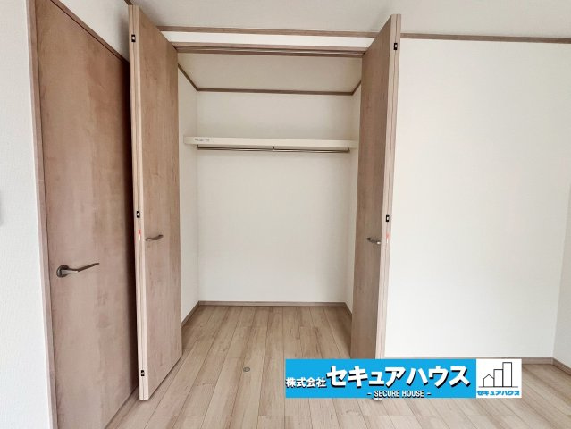 【今からご案内可能】東海市養父町南堀畑 全2棟 の収納|【ウォークインクローゼット】
◆衣類だけでなく、箱物や思い出の品もたっぷり収納できますので、整理整頓もスムーズに。居室空間をより広々と使えます！