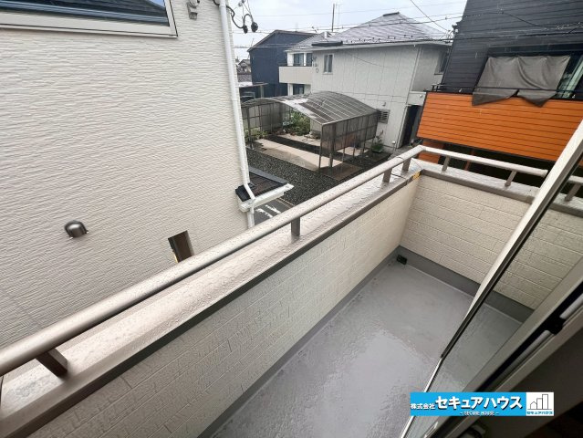 【今からご案内可能】東海市養父町南堀畑 全2棟 のバルコニー|【バルコニー】
◆見晴らしもよく、太陽の温かな温もりをめいっぱい受け止めてくれます。
太陽の光と爽やかな風を受けたお洗濯物はあっという間に乾き、取りこむ時には太陽の匂いを感じられそうですね。