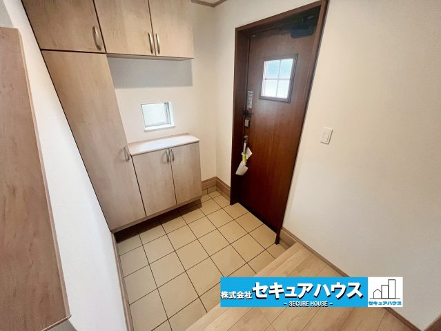 【今からご案内可能】東海市養父町南堀畑 全2棟 の玄関|【玄関】
◆光が差し込み明るいです。気分も晴れやかになりますね。
◆玄関には、収納力のあるシューズボックスがございます。玄関まわりがすっきり片付きます。　