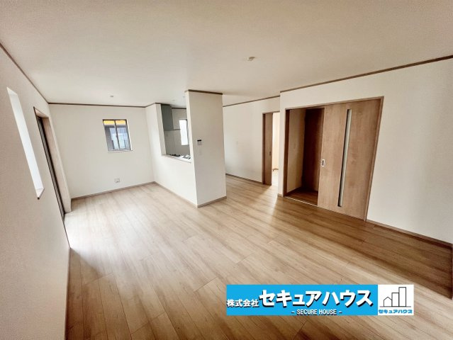 【今からご案内可能】東海市養父町南堀畑 全2棟 の居間・リビング|【LDK】
◆通学から帰宅し、リビングルームで会話を楽しむ子ども達。リビングから臨む景色は太陽色に染まり、解放感溢れゆったりとしたひと時を過ごすことが出来る素敵な空間です。