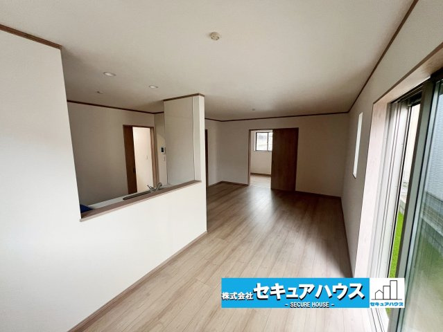 【今からご案内可能】東海市養父町南堀畑 全2棟 の居間・リビング|【LDK】
◆日当たりが良く温かい広々リビングは家族の団らんスペースになります。