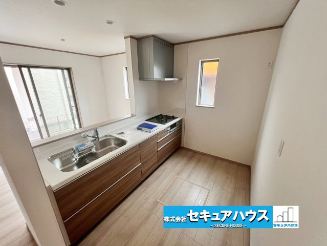 【今からご案内可能】東海市養父町南堀畑 全2棟 のキッチン|【キッチン】
◆同時にたくさんの料理が調理できる。「焼く・蒸す・煮る」の工程を同時進行で進めることができるので、料理を素早く作ることができます。育児でバタバタ忙しいママに嬉しい♪