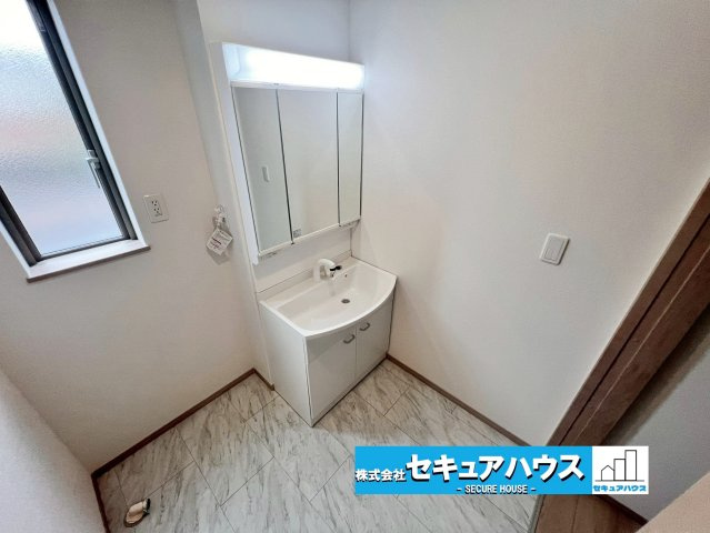 【今からご案内可能】東海市養父町南堀畑 全2棟 の独立洗面台|【洗面台】
◆鏡の裏にはたっぷりと収納スペースを標準装備！
◆電源を付属しているのでドライヤーなど利用できます。