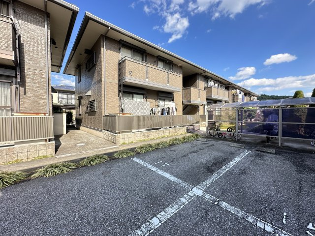 リビングタウン万々 E棟の外観
