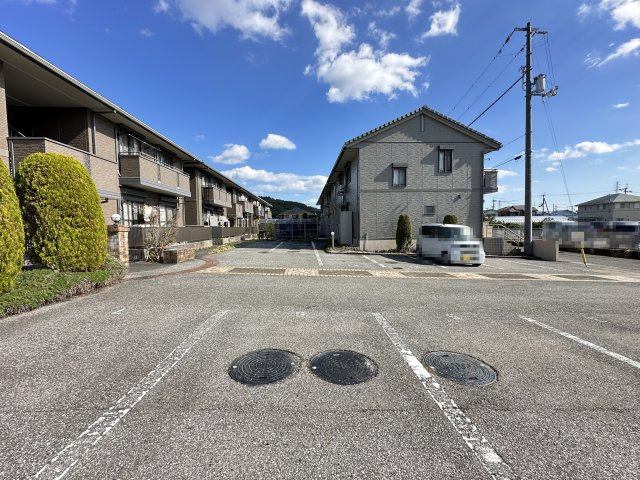 リビングタウン万々 E棟の駐車場