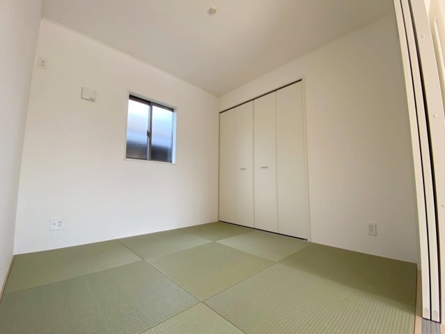 松江市竹矢町第一　新築分譲住宅の和室|≪現地写真≫
１階にあったら嬉しいLDK+１部屋。来客時や老後が安心の間取りになります。