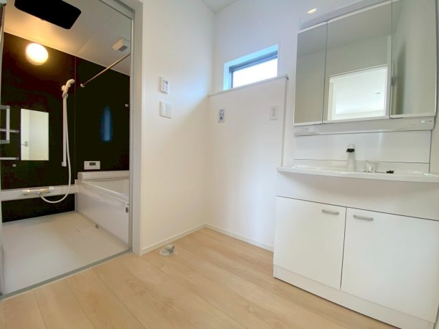 松江市竹矢町第一　新築分譲住宅の洗面所|≪現地写真≫
三面鏡となっております