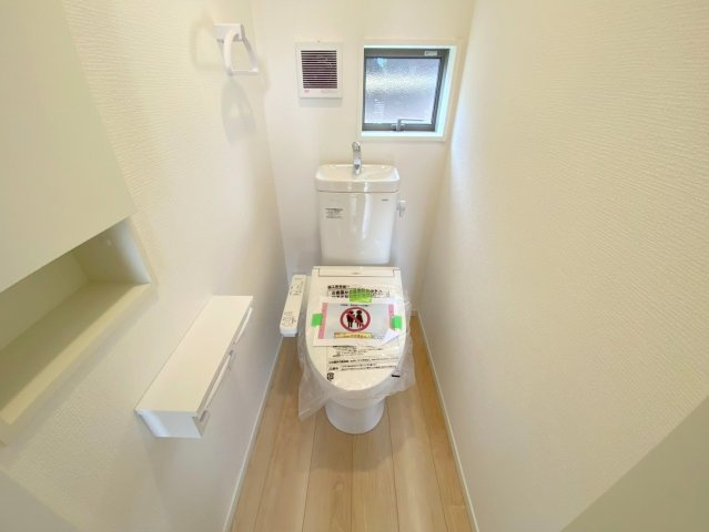 松江市竹矢町第一　新築分譲住宅のトイレ|≪現地写真≫
ウォシュレット完備のトイレになり２ヶ所設置されます♪下記トイレに収納スペースもございます。