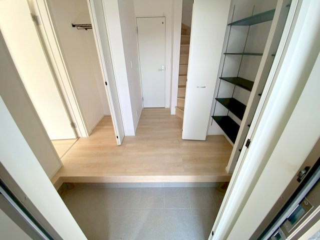 松江市竹矢町第一　新築分譲住宅の玄関|≪現地写真≫ 
造作の壁一面の玄関収納になり、大容量収納可能になります。