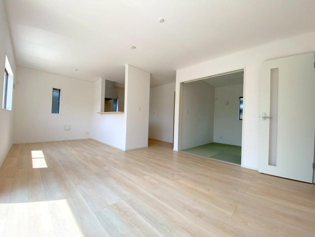 松江市竹矢町第一　新築分譲住宅の居間・リビング|LDK約16帖と和室4.5帖の広い空間になります。リビング正面は庭・駐車場になり、日が差し込む明るいLDKになります。
