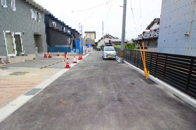 松江市竹矢町第一　新築分譲住宅の前面道路含む現地写真|東側幅員5ｍとなっております。（法42条1項5号道路）
