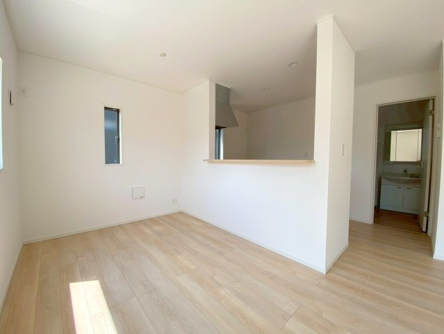 松江市竹矢町第一　新築分譲住宅の居間・リビング|キッチン正面にダイニングテーブルを設置すると１つの空間をダイニング・リビングと分けて使用できる間取りになります。