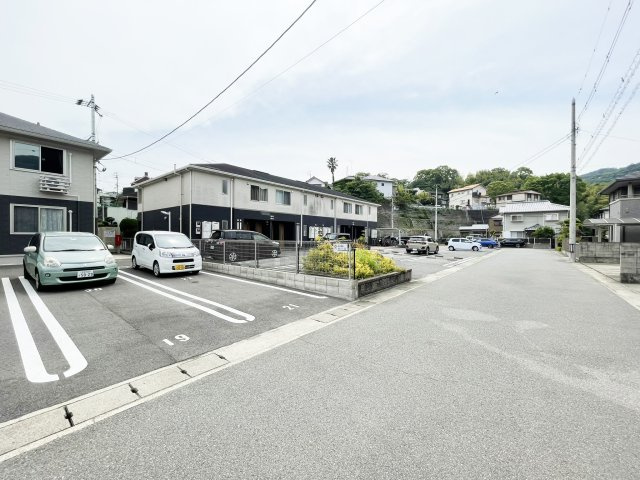 クレスト八万の駐車場