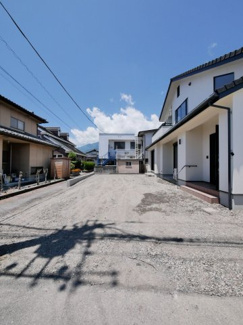 【前面道路含む現地写真】 | 南面に広いスペースがございますので日当たり良好なご住宅です。