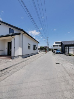 【前面道路含む現地写真】 | 前面道路は少し狭めですが車の往来は問題ございません。交通量の少ない道路です。