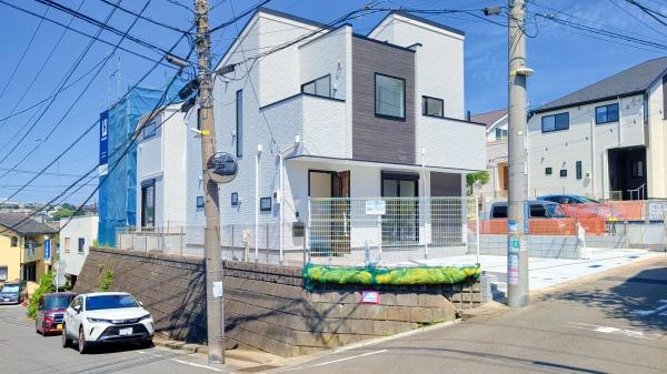 横浜市青葉区藤が丘１丁目の新築一戸建の前面道路含む現地写真|車通りが少ない為、小さなお子様にも安心です。
是非一度、現地へ起こしください。


