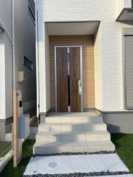 高浜市春日町　全2棟・2号棟の玄関|訪れる人を心地よく迎え入れます。