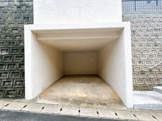 【駐車場】 | 1台分の駐車スペースがあります。堀車庫なので愛車を強い日差しや雨などからしっかり守れます