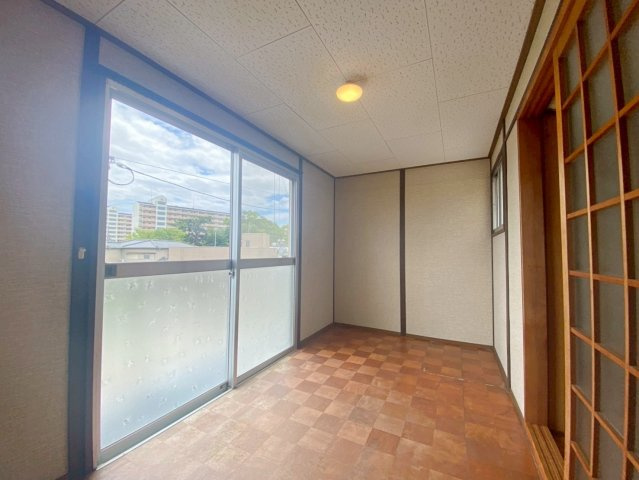 桑津２丁目の洋室|２面採光で日当たり＆通風良好！ルーフバルコニにーに出入りできるので開放感がありますね♪