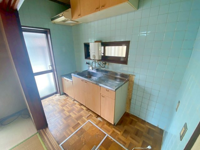 桑津２丁目のキッチン|窓＆勝手口があるので調理中の熱気も排出できますね！