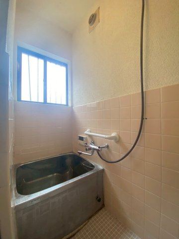 桑津２丁目の浴室|手すりがあるのでお年を重ねても安心ですね♪換気できる窓もございます！