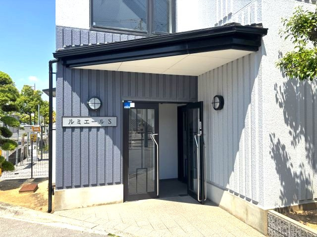 ルミエールSのエントランス