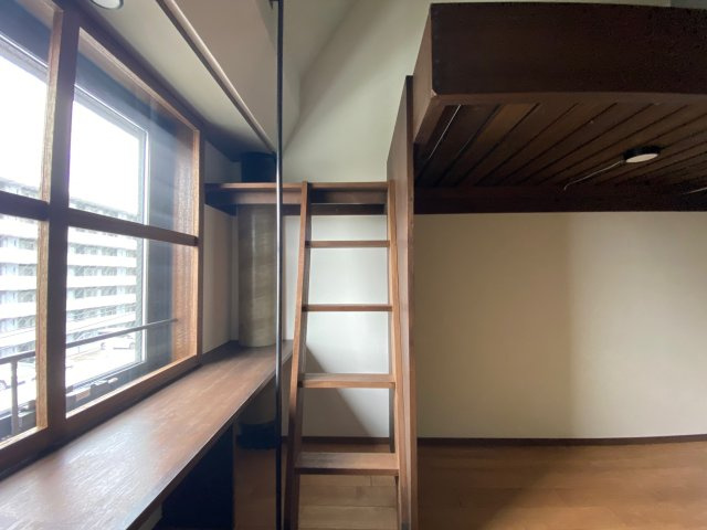 シェアハウスOttO（オット）の寝室|大きな窓に、壁一面のカウンター、居心地の良い空間です。