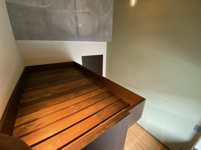 シェアハウスOttO（オット）の寝室|木のぬくもりが感じられる造作ベッドです。