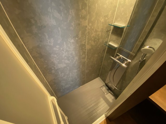 シェアハウスOttO（オット）のシャワールーム|共用のシャワールーム、清掃が行き届いています。