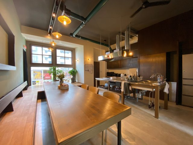 シェアハウスOttO（オット）の居間・リビング|共用のダイニングも居心地の良い空間となっております。