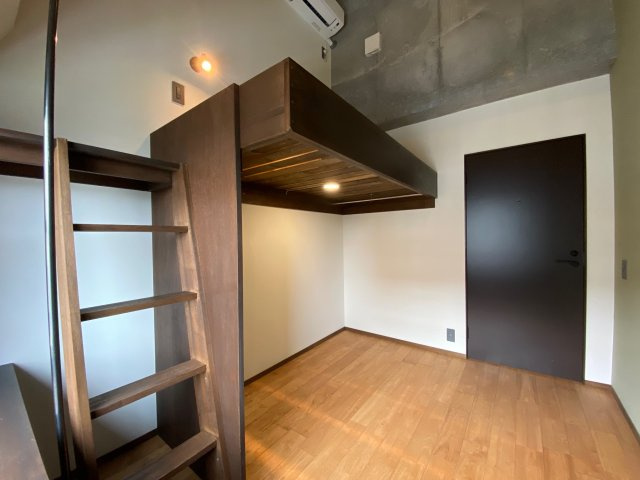 シェアハウスOttO（オット）の寝室|解放感のある天井高です。