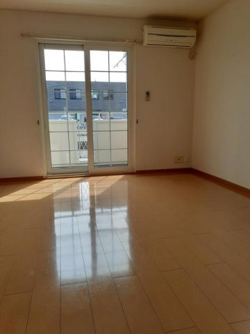 アーデント・サピー壱番館の居間・リビング|明るい室内です☆