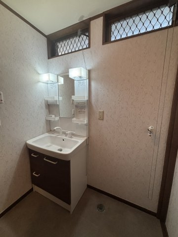 野田市日の出町　中古戸建　平成7年築の独立洗面台|ゆったりとした脱衣スペースは、朝の混雑する時間も快適に準備が出来ます！