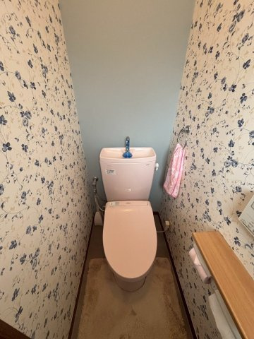 野田市日の出町　中古戸建　平成7年築のトイレ|壁紙が可愛らしい、2階のトイレです♪