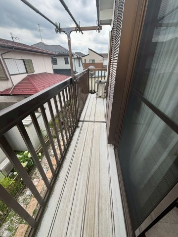 野田市日の出町　中古戸建　平成7年築のバルコニー|広々バルコニーでは毎日のお洗濯をスムーズで快適にしてくれます♪