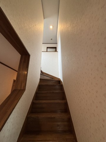 野田市日の出町　中古戸建　平成7年築の内装|室内階段